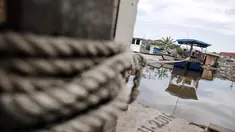 Perahu eretan bersandar menunggu penumpang yang ingin menyebrang di kawasan kampung Akuarium, Jakarta, Minggu (12/11). Perahu ini digunakan untuk menyebrang dari wilayah Luar Batang menuju kampung Akuarium atau sebaliknya. (Liputan6.com/Faizal Fanani)