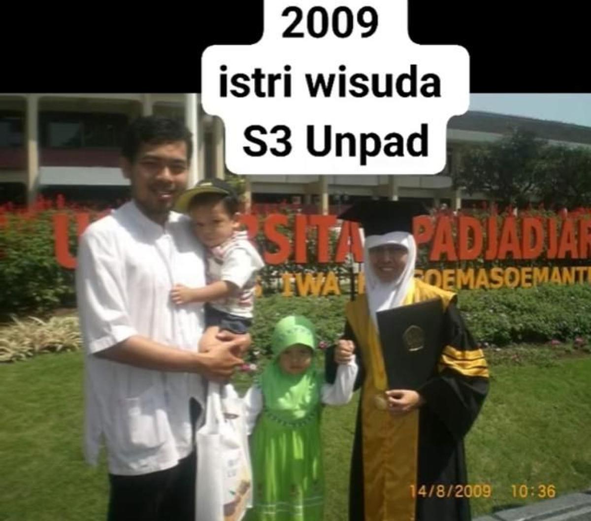 Kemudian di tahun 2009, ia wisuda S3 dari Universitas Padjajaran.