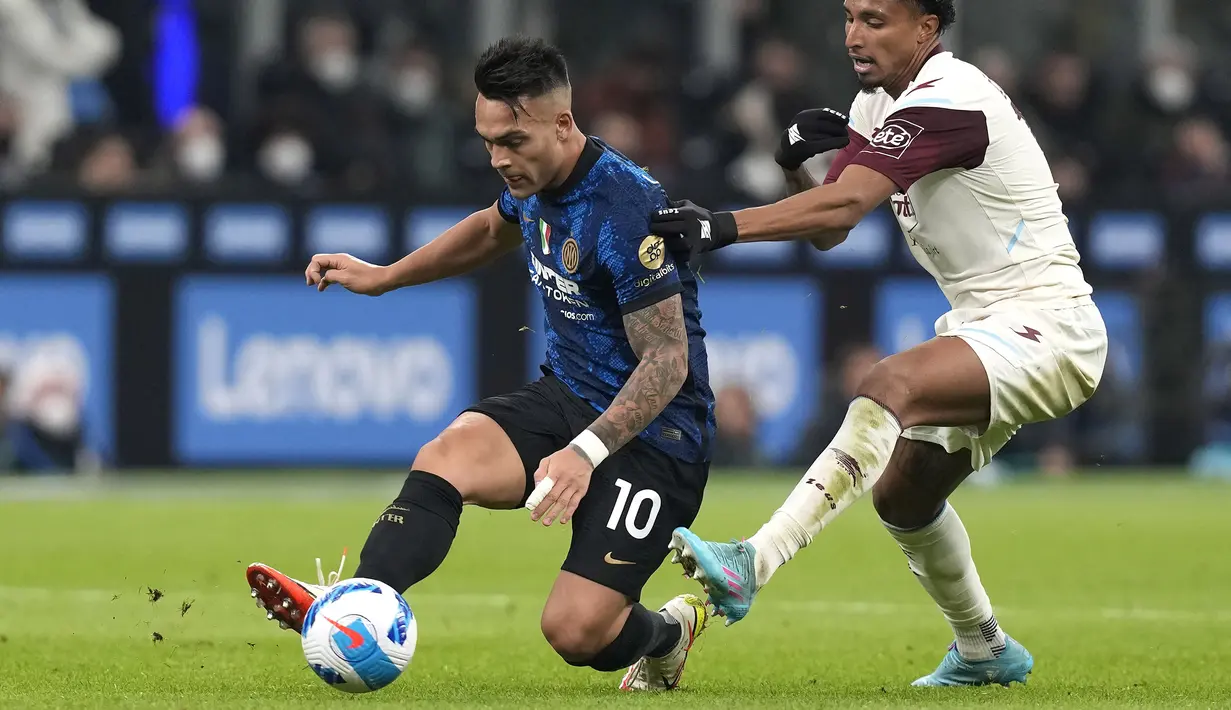 Unggul membuat Inter bermain kian percaya diri. mereka terus menekan hingga akhirnya mencetak gol kedua pada menit ke-40. Lagi-lagi lewat skema yang sama, Barella membuat assit dan Lautaro yang menyelesaikannya. (AP/Antonio Calanni)