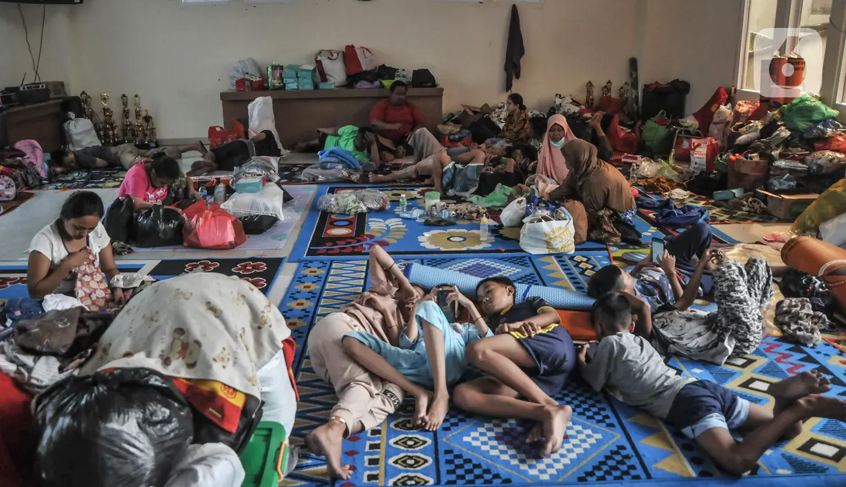 Aktivitas korban kebakaran saat mengungsi di Kantor Kelurahan Jembatan Lima, Tambora, Jakarta Barat, Rabu (27/7/2022). Kebakaran yang terjadi pada Selasa (26/7/2022) dini hari tersebut sedikitnya menghanguskan 48 rumah di RT 04 dan 05, RW 08 Kelurahan Jembatan Lima dan memaksa 75 KK yang terdiri atas 300 jiwa kehilangan tempat tinggal. (merdeka.com/Iqbal S Nugroho)