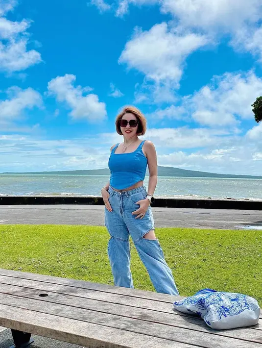Selain mengurus rumah, ia pun banyak membagikan potretnya yang menawan saat menikmati indahnya pemandangan di New Zealand. Bahkan saking bahagianya, ia pun takut bahwa berat badannya akan naik saat kelamaan tinggal di sana. (Liputan6.com/IG/@femmypermatasari)