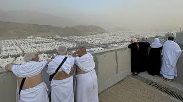 Jemaah haji asal Suriah membaca doa setibanya di Mina, dekat Kota Suci Makkah, Arab Saudi, Senin (26/6/2023). (Aaref WATAD/AFP)