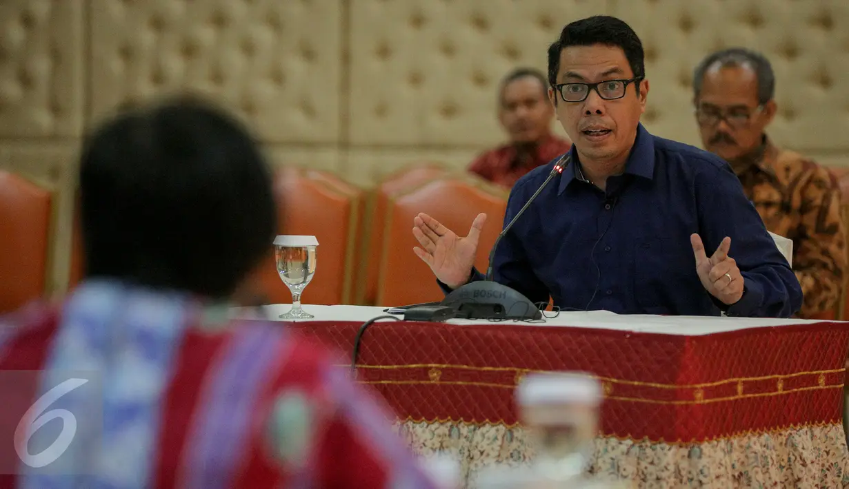 Salah satu kandidat menjawab pertanyaan dari anggota pansel Calon Pimpinan Ombudsman RI (Pansel ORI) di Gedung Sektretariat Negara Jakarta, Selasa (27/10). Hari ini 9 kandidat mengikuti tes wawancara terbuka hingga 30 Oktober. (Liputan6.com/Faizal Fanani)
