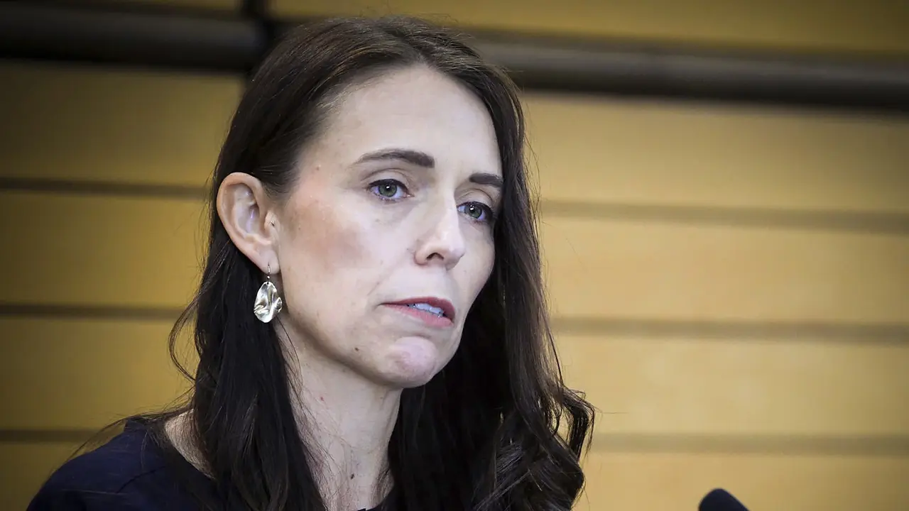 Momen PM Selandia Baru Jacinda Ardern Mengundurkan Diri, Peluk Tunangan