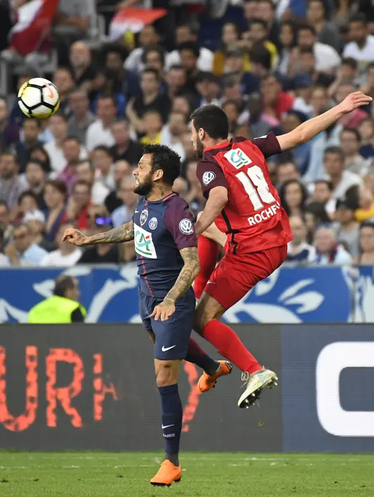 Laga Dani Alves bersama PSG pada final Piala Prancis di Stade de France, Saint-Denis, (8/5/2018). Menurut sumber terkait diagnosa awal Alves mengalami cedera ligamen anterior. (AFP/Damien Meyer)