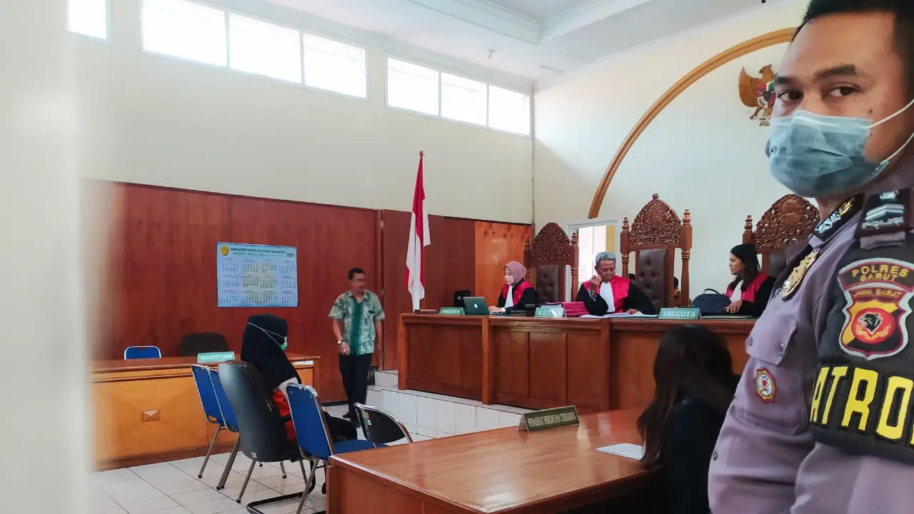 Vina, pemeran perempuan dalam kasus video syur, nampak seorang diri bersiap menjalani sidang tuntutan di Pengadilan Negeri Garut, Jawa Barat.