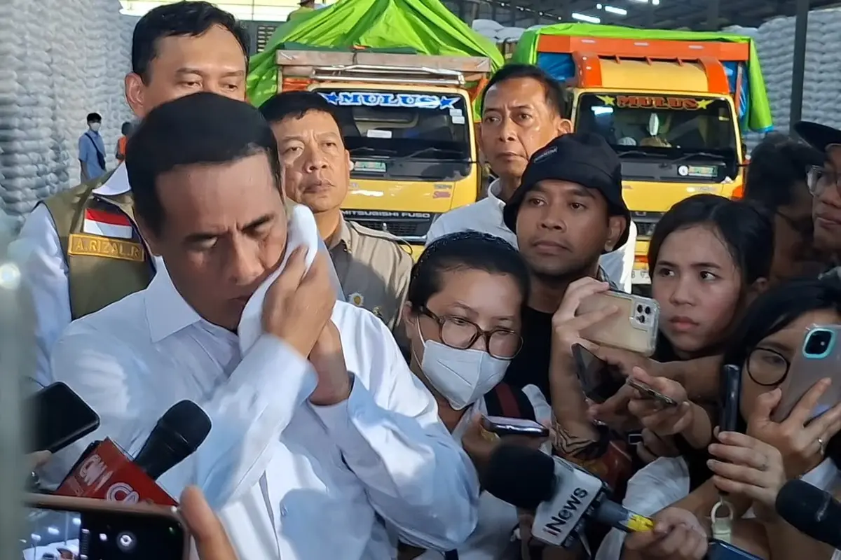 Menteri Pertanian (Mentan) Andi Amran Sulaiman menyeka peluh di di gudang beras Bulog, Karawang, Jawa Barat, Kamis (23/4/2026). (Liputan6.com/Arief)