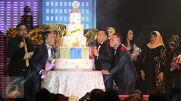 Grup lawak Bagito meniup lilin pada acara syukuran reuni "Bagito Return: Everlasting Memories Reunion" di Senayan City, Jakarta, Rabu (2/11). Bagito menggelar syukuran reuni yang bertepatan dengan perayaan ulang tahun ke-38. (Liputan6.com/Herman Zakharia)