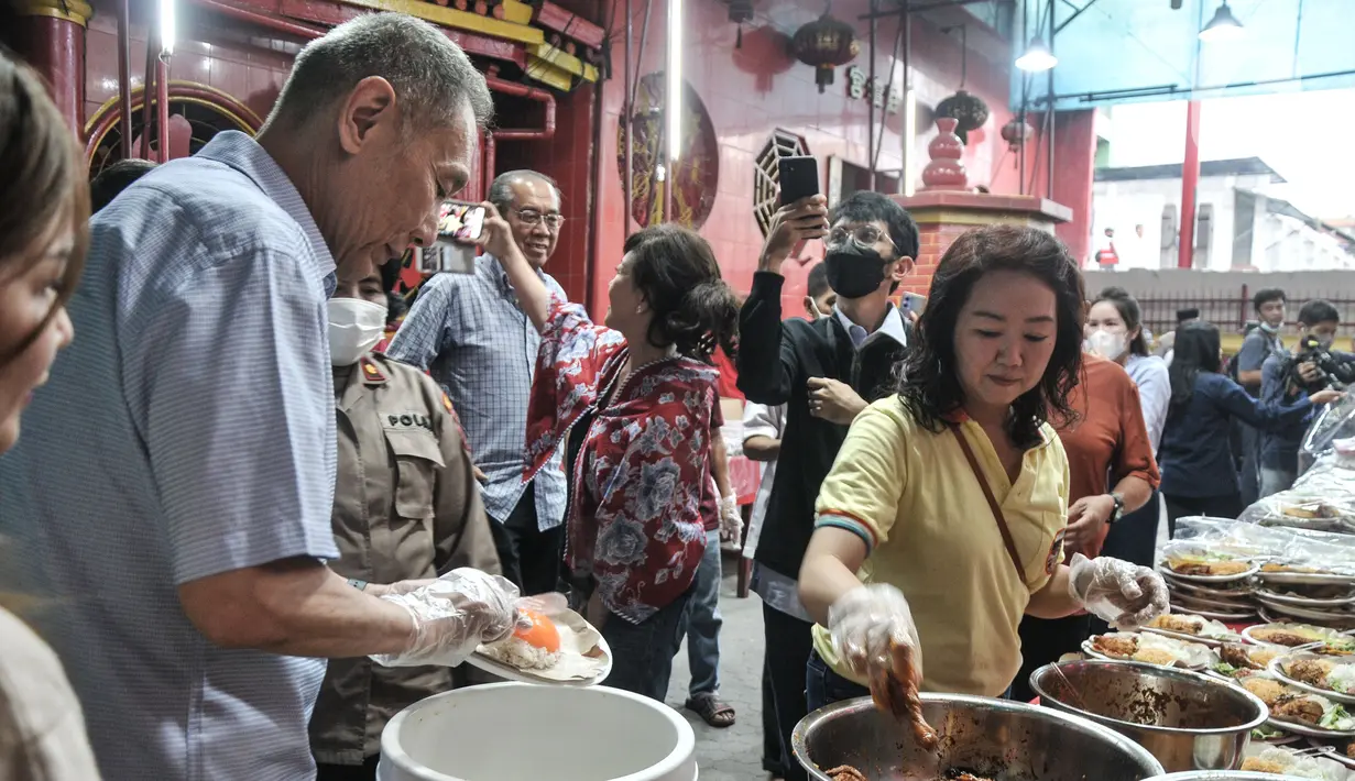 Warga pun ramai datang ke vihara setiap menjelang waktu berbuka. (merdeka.com/Iqbal S Nugroho)