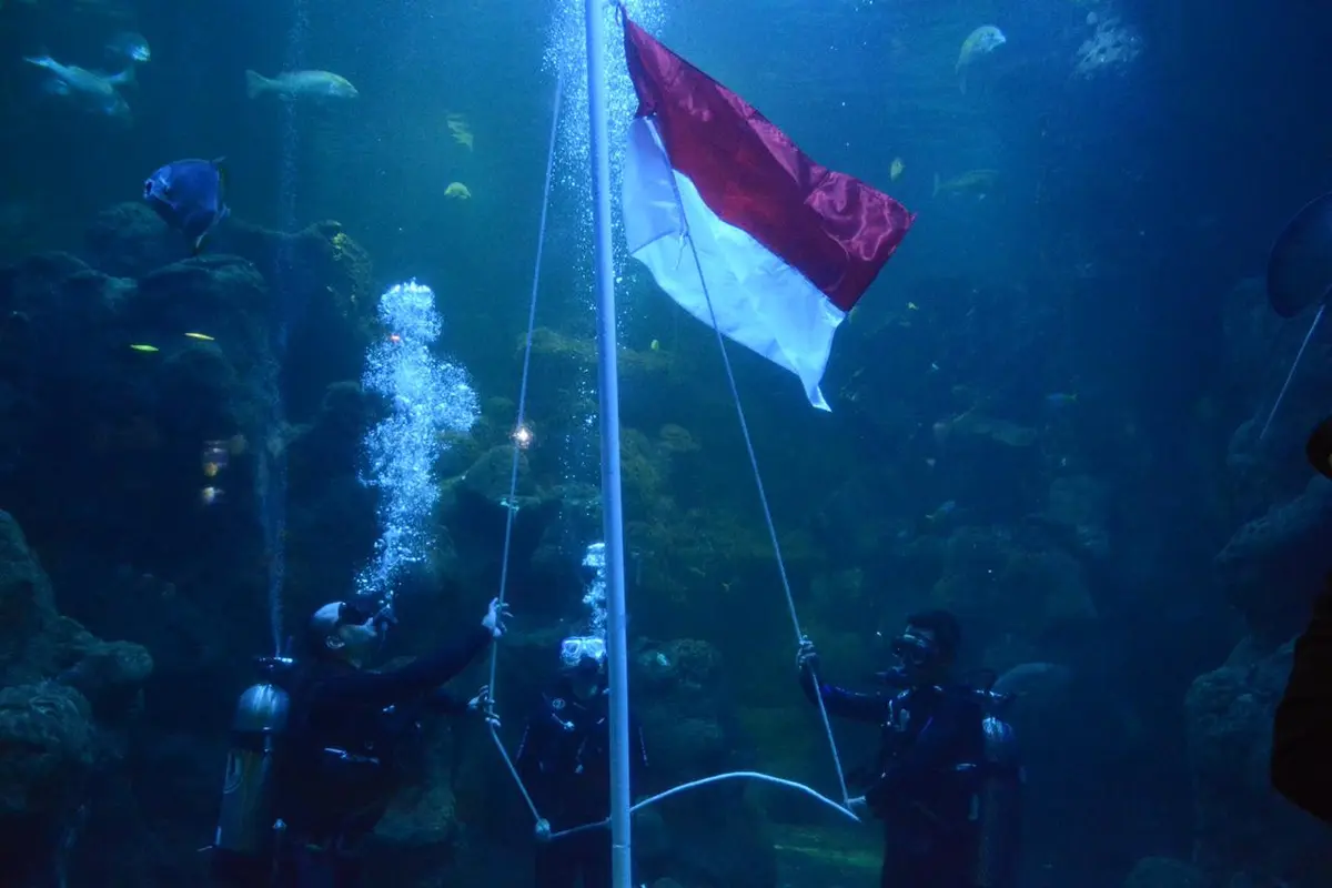Ragam Pertunjukkan Dalam Aquarium untuk Memperingati HUT RI ke-75 di Jakarta
