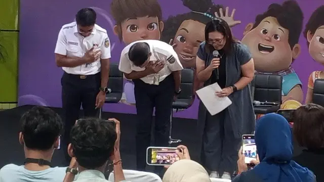 Dirut PT KAI Membungkuk Minta Maaf pada Penumpang Terdampak Anjloknya KA Argo Bromo di Subang