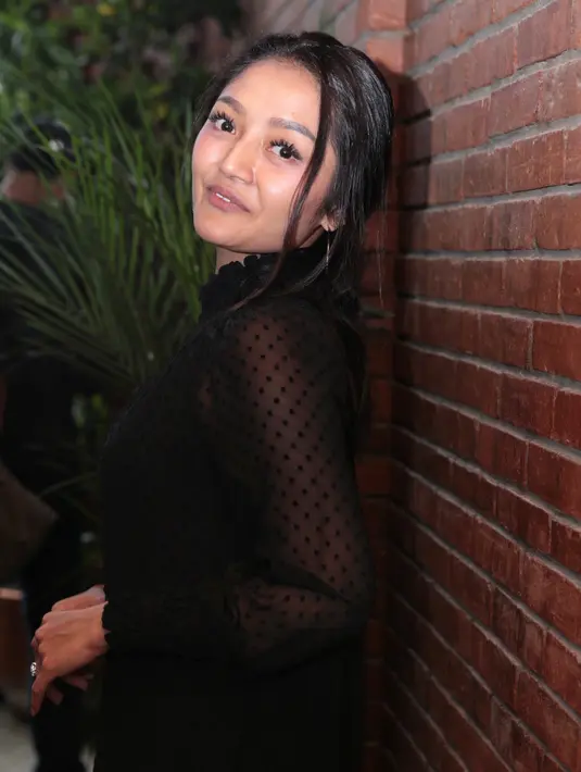 "Biar murah tapi nyaman, karena brand yang mahal kadang nggak enak dipakai, aku mah yang penting adem. Kalau yang mahal kan aneh-aneh modelnya, jadi nggak pede aja, mendingan yang biasa aja," terangnya. (Adrian Putra/Bintang.com)