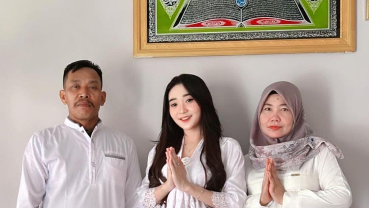 Kompak Mengenakan Pakaian Warna Putih Bersama Orangtuanya