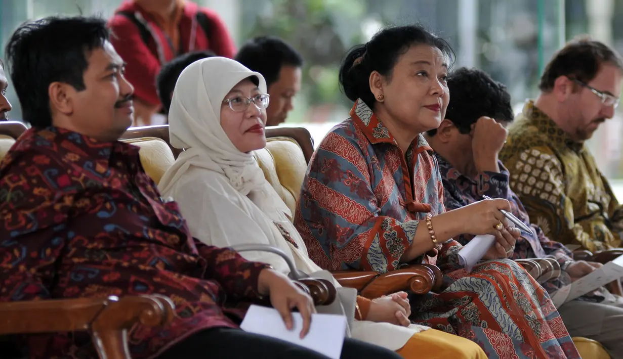 Dirjen Kebudayaan Kemdikbud Prof Dr Kacung Marijan MA (kiri) ikut hadir dalam pembukaan acara HUT Museum Nasional Ke 237 di Jakarta, Jumat (24/4/2015).  Museum Nasional akan menyelenggarakan festival selama 35 hari. (Liputan6.com/JohanTallo)
