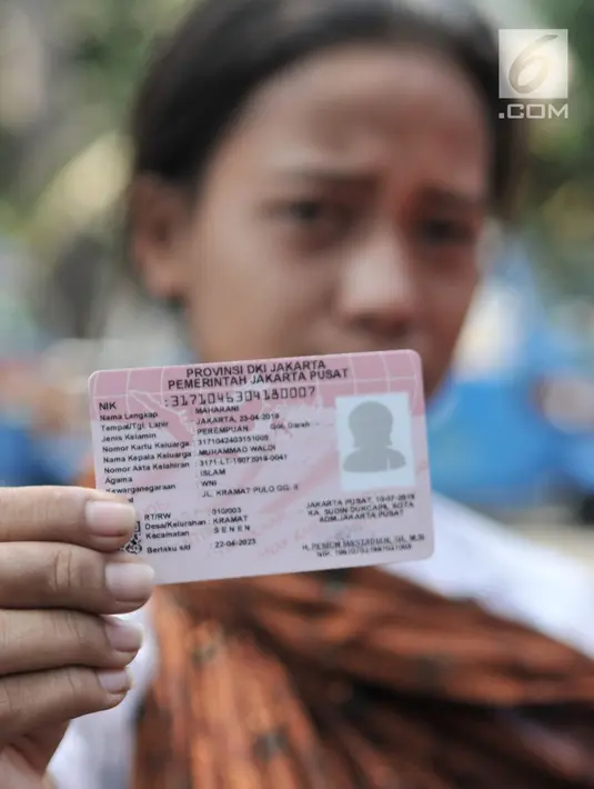 Warga menunjukkan Kartu Indonesia Anak (KIA) saat Bina Kependudukan (Biduk) di Pal Putih, Kramat, Senen, Jakarta, Rabu (10/7/2019). Biduk ini digelar dalam rangka mendata warga pendatang pasca-Lebaran 2019. (merdeka.com/Iqbal Nugroho)