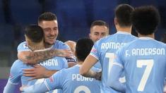 Para pemain Lazio merayakan gol yang dicetak oleh Sergej Milinkovic-Savic ke gawang AC Milan pada laga Liga Italia di Stadion Olimpico, Roma,(24/1/2023). Lazio secara luar biasa berhasil membungkam juara bertahan Liga Italia, AC Milan dalam laga Serie A 2022/2023. (AP Photo/Gregorio Borgia)
