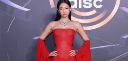 Jennie Blackpink di Golden Disc Awards pakai baju merah. [Dok. Golden Disc Awards]