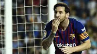 Reaksi gembira Lionel Messi saat laga Barcelona kontra Valencia, di Mestalla (7/10/2018).  (AFP / Jose Jordan)