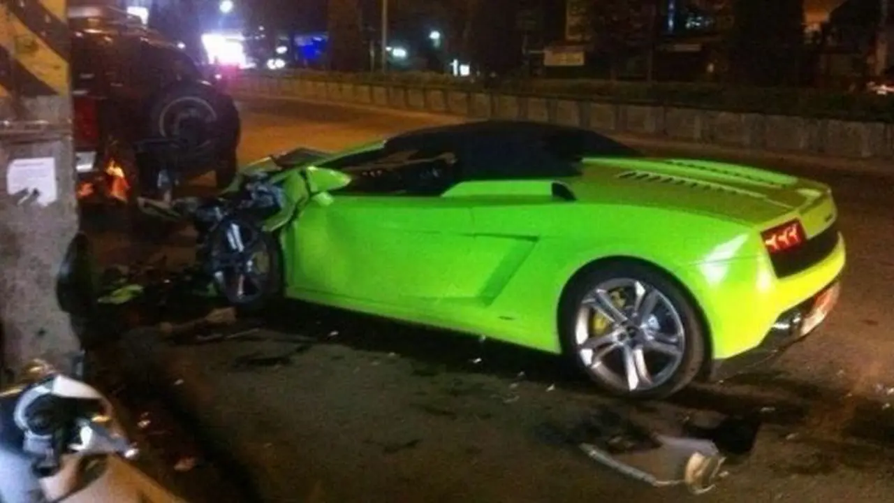 [OTO-News] Pengemudi `Nubrukin` Lamborghini ke Tiang Listrik