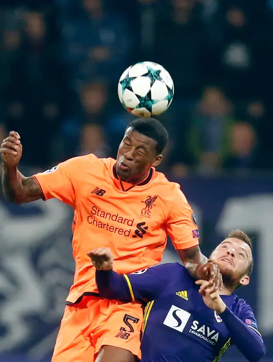 Pemain Liverpool, Georginio Wijnaldum menyundul bola dengan kawalan pemain Maribor, Dino Hotic dalam lanjutan fase Grup E Liga Champions di Stadion Ljudski Maribor, Selasa (17/10). The Reds menghancurkan tuan rumah tujuh gol tanpa balas. (AP/Darko Bandic)