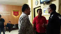 Tim pengawas internal Unhas mendatangi Satuan Reskrim Polrestabes Makassar. (Liputan6.com/Eka Hakim)