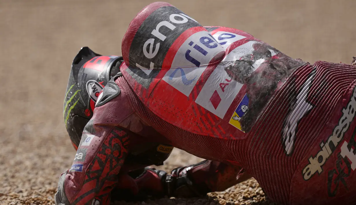 Pembalap Ducati, Francesco Bagnaia mengeram kesakitan setelah terjatuh saat MotoGP Aragon 2024 yang berlangsung di Sirkuit MotorLand Aragaon, Alcaniz, Spanyol, Minggu (01/09/2024). (AP Photo/Jose Breton)