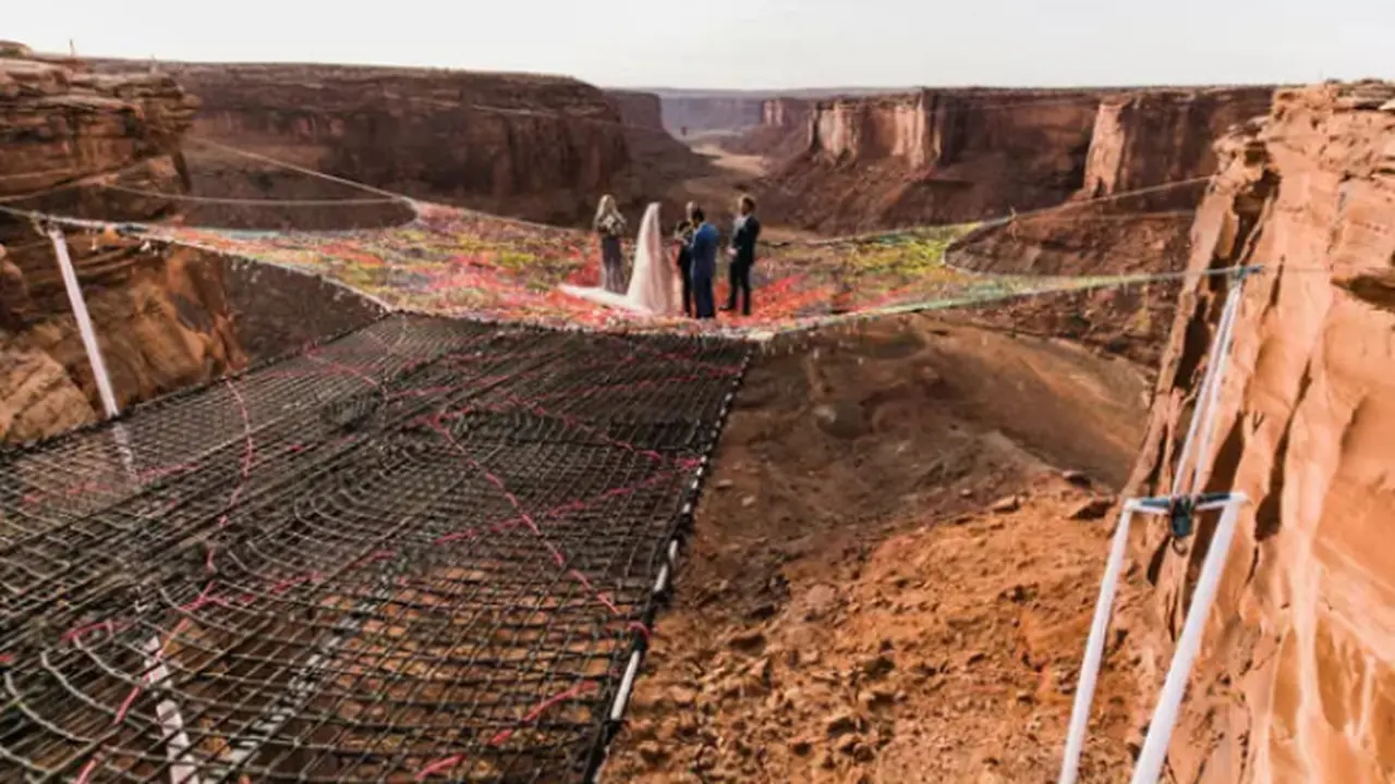 Keduanya sampai di 'altar'. (Sumber foto: boredpanda.com)