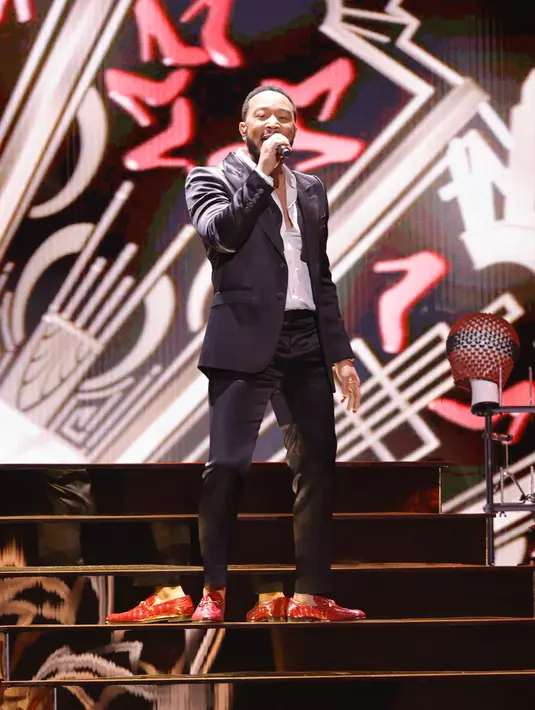 <p>John Legend tampil pada ajang penghargaan Latin Grammy Awards 2022 di Michelob Ultra Arena, Las Vegas, Nevada, Amerika Serikat, 17 November 2022. (Kevin Winter/Getty Images for The Latin Recording Academy/AFP)</p>