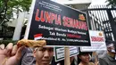 Seorang Aktivis menunjukan makanan khas semarang Lumpia kepada wartawan, Jakarta, Jumat (20/2/2015). Aktivis Semarang menggelar aksi memprotes makanan khas Kota Semarang Lumpia yang diklaim sebagai produk Malaysia. (Liputan6.com/Faizal Fanani)