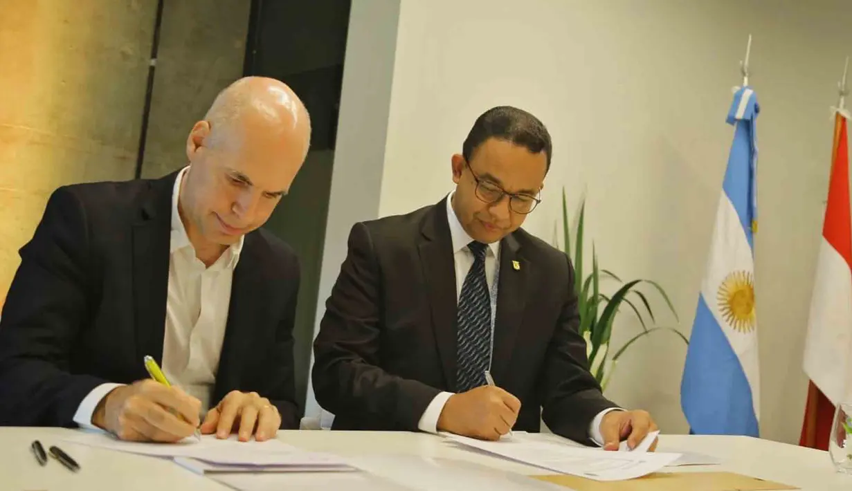 Gubernur DKI Jakarta Anies Baswedan melakukan pertemuan bilateral dengan Wali Kota Buenos Aires Horacio Rodríguez Larreta di sela acara Urban 20 (U20) Global Summit di Buenos Aires, Argentina. (Liputan6.com/Pool/Pemprov DKI Jakarta)