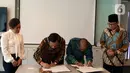Direktur Utama Indosiar yang juga Direktur SCM, Imam Sudjarwo (kedua kanan) bersama Dirjen Bimas Islam Kemenag RI Muhammadiyah Amin (kedua kiri) menandatangani kerja sama Program Festival Ramadan 2020, Jakarta, Rabu (11/3/2020). (Liputan6.com/Johan Tallo)