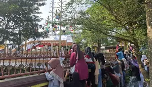 Emak-Emak di Lampung Rela Panjat Tembok Demi Lihat Jokowi