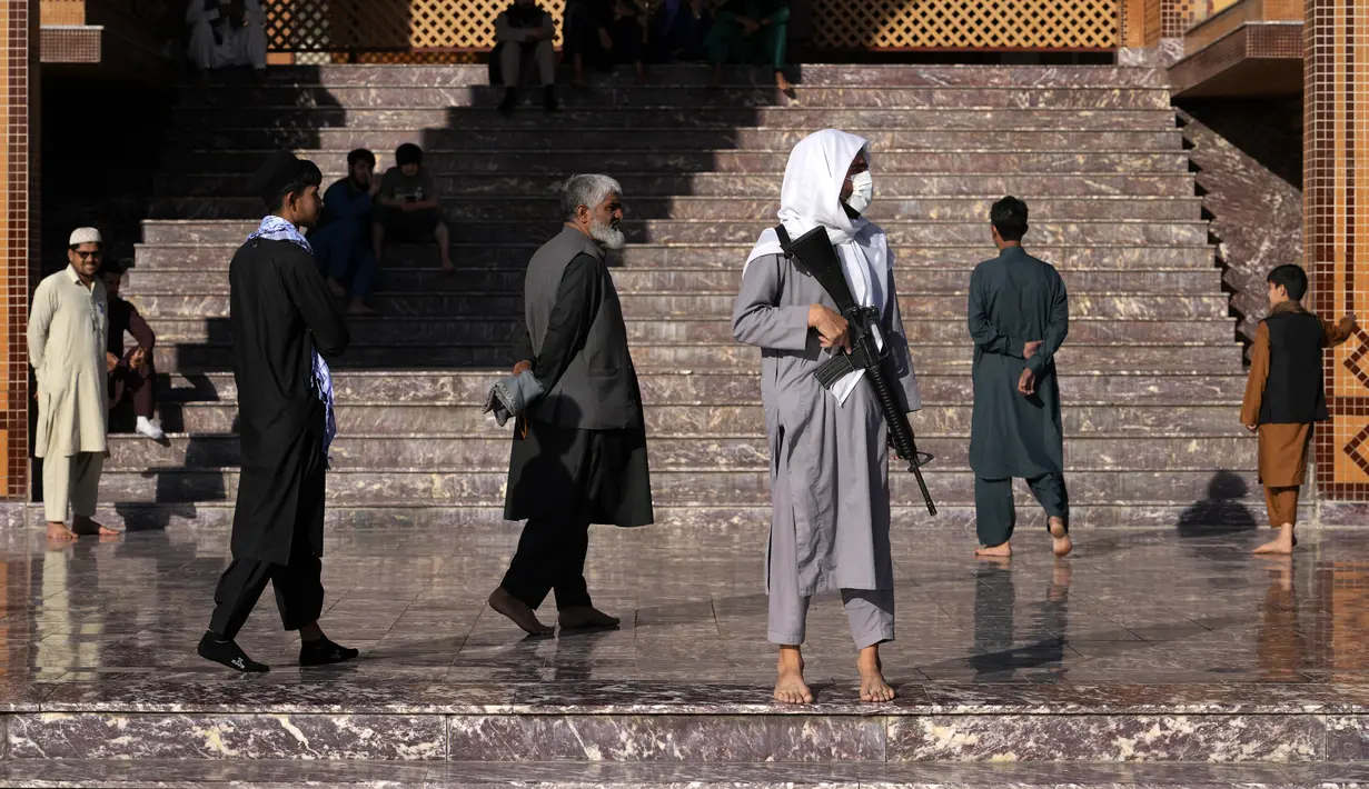 <p>Seorang pejuang Taliban berjaga di sebuah masjid pada hari pertama Idul Fitri di Kabul, Afghanistan, Minggu, 1 Mei 2022. Sholat Idul Fitri menandai berakhirnya bulan suci Ramadhan di Afghanistan. (AP Photo/Ebrahim Noroozi)</p>