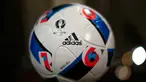Bola resmi gelaran Piala Eropa 2016 di Prancis ditampilkan saat acara  rapat tahunan Adidas di kota Bavarian, Nuremberg , Jerman , 12 Mei 2016. Bola ini nantinya dipakai selama pertandingan piala Eropa berlangsung. (REUTERS / Michaela Rehle)  