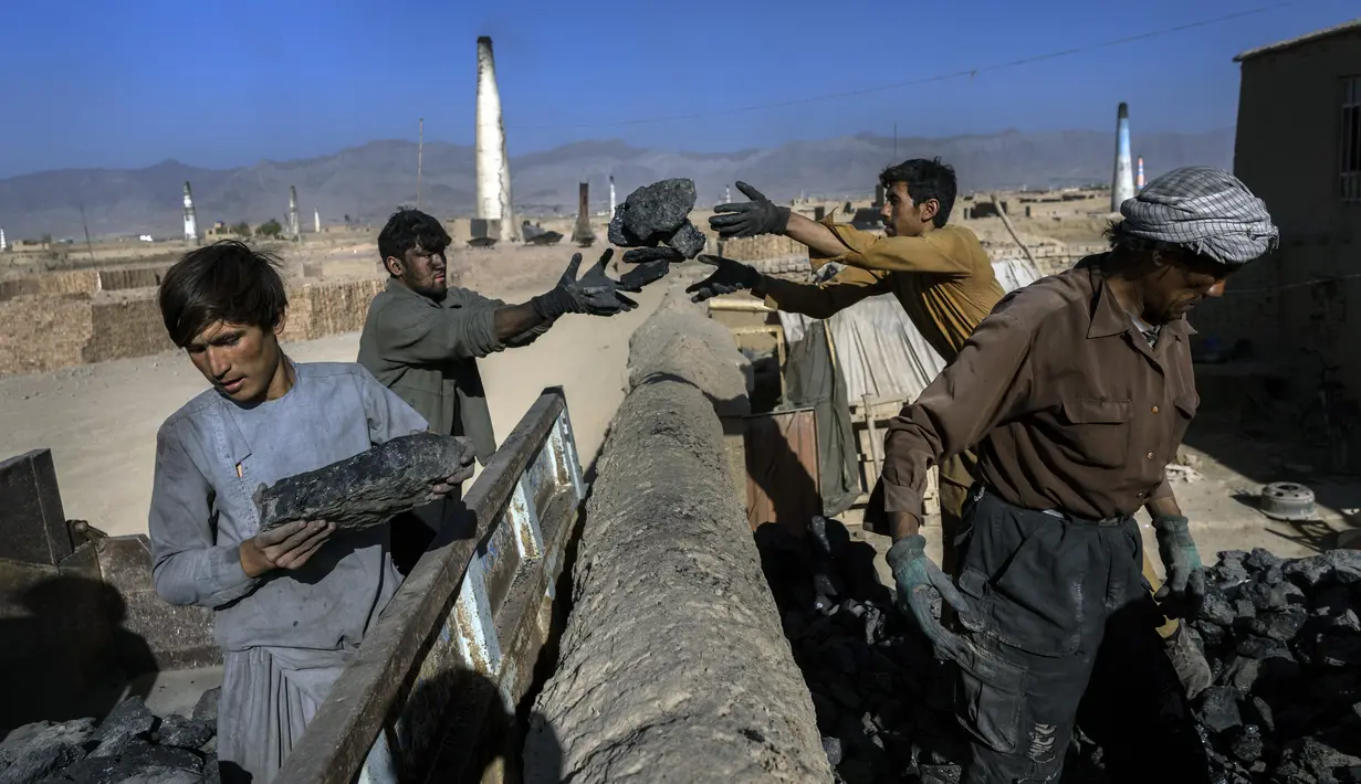 Buruh Afghanistan bekerja di sebuah pabrik batu bata di Deh Sabz, di pinggiran Kabul, Afghanistan, Minggu (26/9/2021). Para buruh biasanya bekerja selama 14 jam per hari, 6 hari dalam seminggu. (AP Photo/Bernat Armangue)