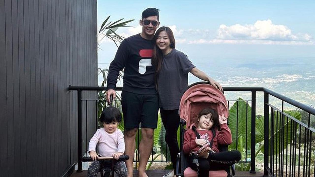 Potret kebersamaan keluarga pasangan Franda dan Samuel Zylgwyn. Samuel Zylgwyn bersama keluarga kecilnya sedang menikmati momen liburan.