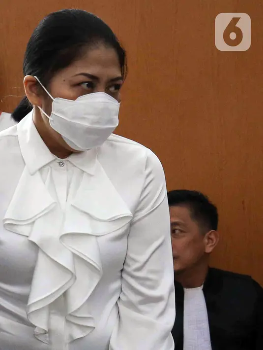 Terdakwa kasus dugaan pembunuhan berencana terhadap Brigadir Nofriansyah Yosua Hutabarat atau Brigadir J, Putri Candrawathi saat menjalani sidang lanjutan di Pengadilan Negeri Jakarta Selatan, Selasa (6/12/2022). Sidang tersebut beragendakan pemeriksaan saksi yang dihadirkan Jaksa Penuntut Umum (JPU), di antaranya enam terdakwa kasus perintangan penyidikan. (Liputan6.com/Herman Zakharia)