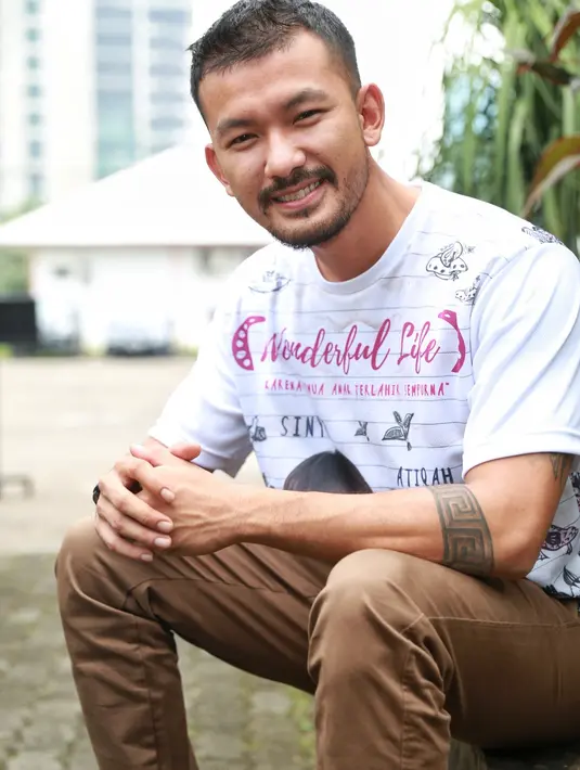 "Waktu kebersamaan pagi, ngopi bareng. Malam pas dia pulang, kami ngobrol update hari ini ada apa. Ngalor-ngidul, ngomongin politik, Kanjeng Dimas, Aa Gatot," kata Rio Dewanto. (Adrian Putra/Bintang.com)