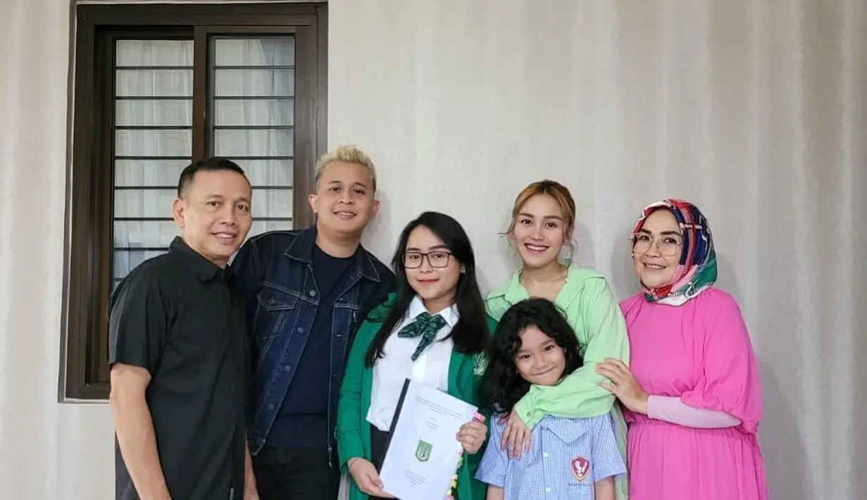 Keluarga Ayu Ting Ting (Instagram/mom_ayting92_)