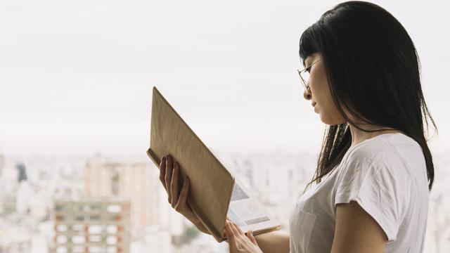 Ilustrasi membaca buku, cerita rakyat