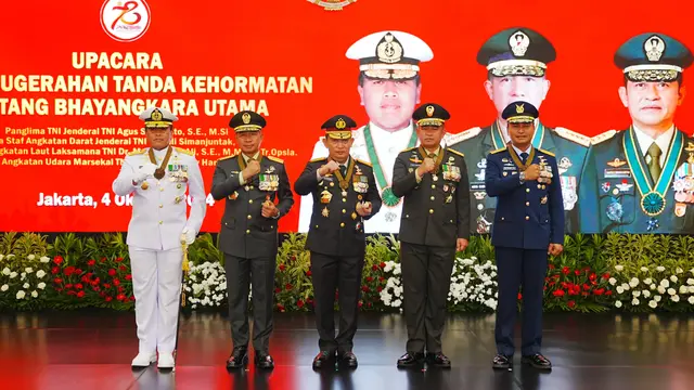 Kapolri Jenderal Listyo Sigit Prabowo menyematkan tanda kehormatan Bintang Bhayangkara Utama (BBU) kepada Panglima TNI Jenderal Agus Subiyanto dan Kepala Staf TNI.