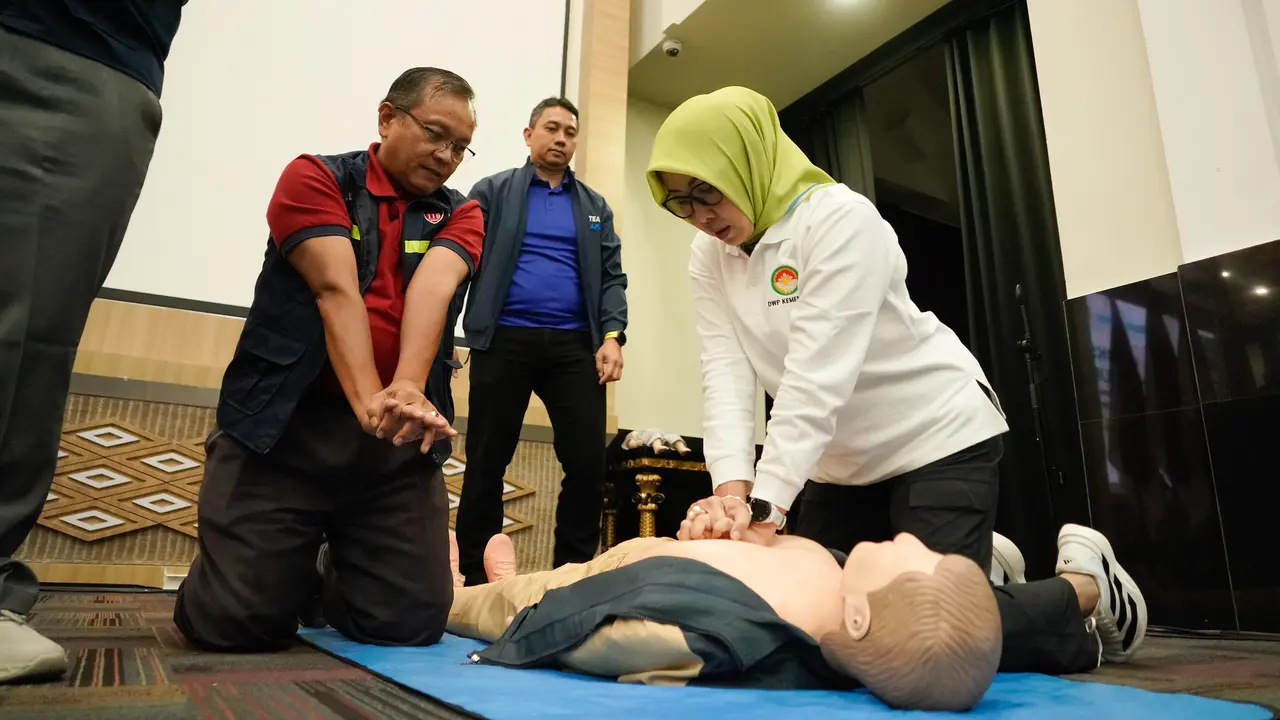Peserta Workshop BHD DWP Kemenkes berlatih teknik CPR bersama tenaga medis profesional, sebagai bekal hadapi situasi darurat dan selamatkan nyawa. (Foto: Biro Komunikasi dan Informasi Publik Kemenkes RI/Syella Agustine)