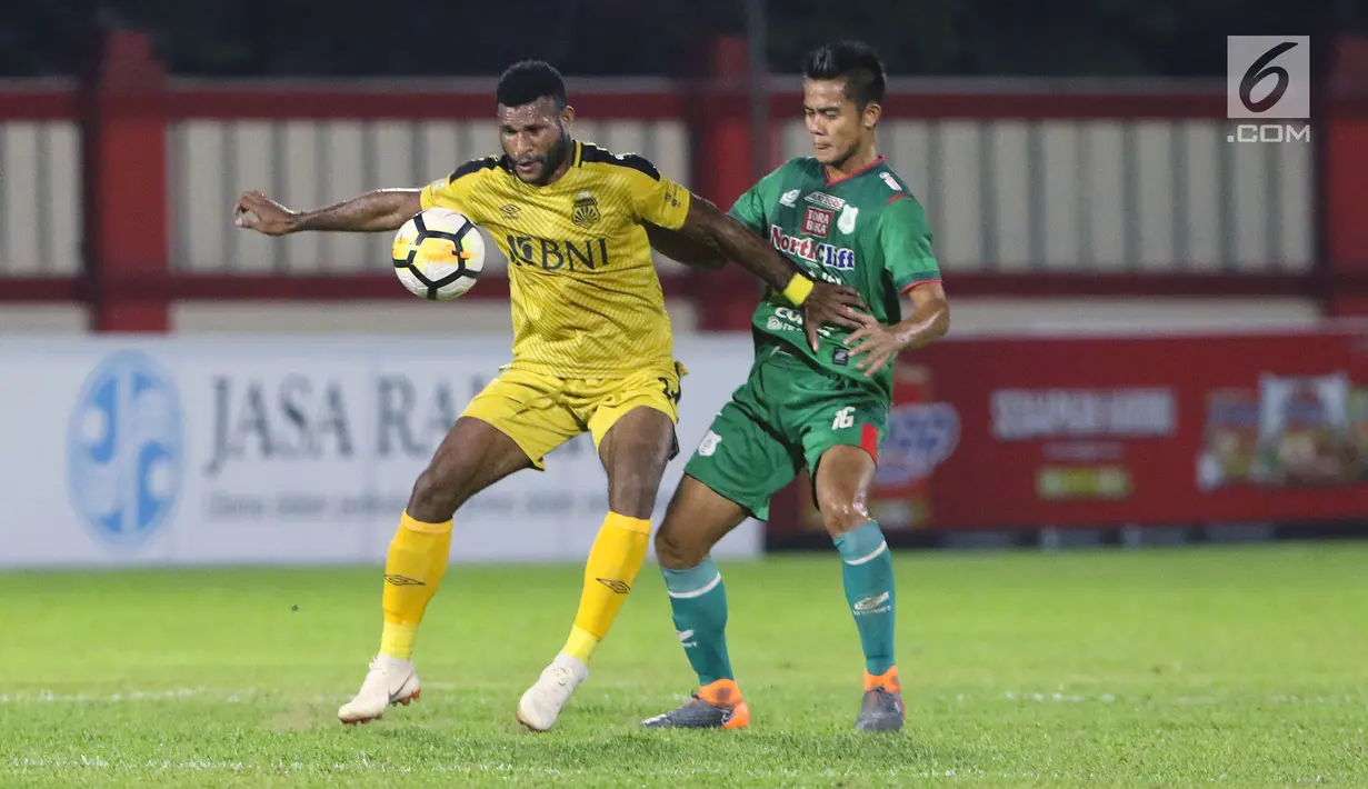Pemain Bhayangkara FC, Marinus Wanewar (kiri) berebut bola dengan bek PSMS, Muhamad Roby pada lanjutan Go-Jek Liga 1 Indonesia bersama Bukalapak di Stadion PTIK, Jakarta, Jumat (3/8). Bhayangkara FC unggul 3-1. (Liputan6.com/Helmi Fithriansyah)