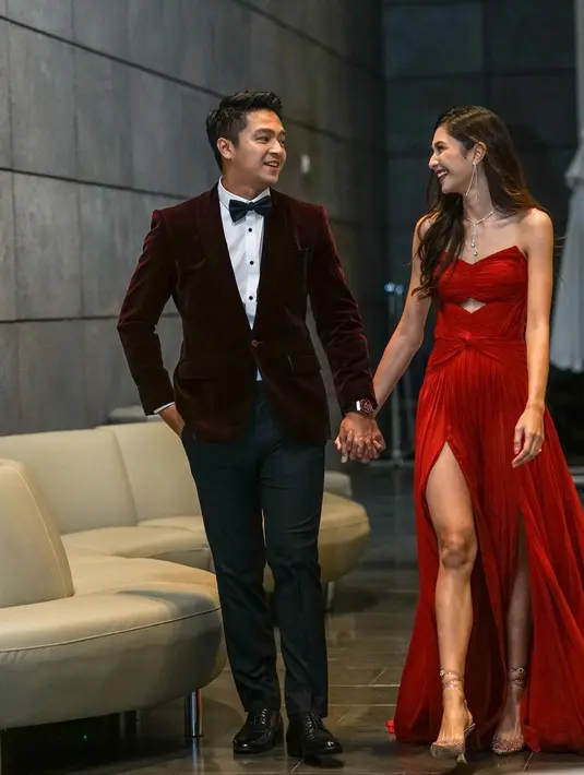 Tampil serasi dengan Mikha Tambayong, Deva Mahenra tampak memesona dengan setelan jas berwarna merah maroon dan dasi kupu-kupu serta kemeja putih sebagai dalaman. (FOTO: instagram.com/devamahenra/)