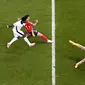 Momen gol kemenangan Spanyol atas Inggris di final Euro 2024. Pemain Spanyol, Mikel Oyarzabal, mencetak gol kemenangan timnya ke gawang Inggris dalam laga final yang digelar di Olympiastadion, Berlin, Senin (15/7/2024) dini hari WIB. (AP Photo/Thanassis Stavrakis)