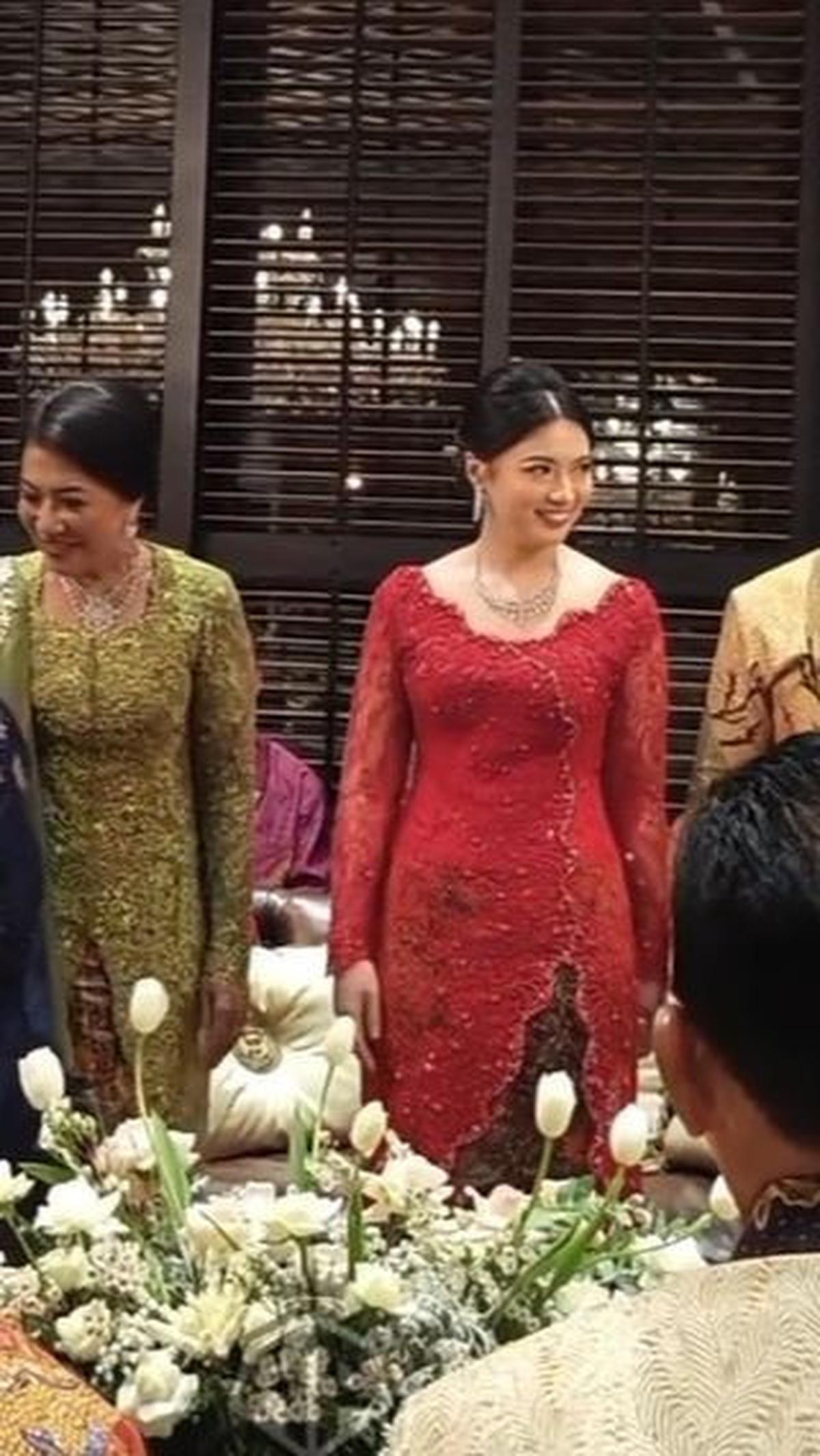 Pada malam itu, Angela tampil sangat cantik mengenakan kebaya merah modern. Tambahan kalung membuatnya semakin mempesona.