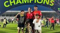 Pemain Malut United, Aditya Putra Dewa, berpose bersama keluarga saat merayakan keberhasilan Malut United promosi ke Liga 1 musim depan. (Bola.com/Ana Dewi)