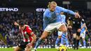 Pemain Manchester City, Erling Haaland (kanan) berusaha melewati pemain Brentford, Christian Noorgard pada laga lanjutan Liga Inggris 2023/2024 di Etihad Stadium, Manchester, Inggris, Rabu (21/02/2024) dini hari WIB. (AP Photo/Rui Vieira)