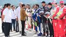 <p>Presiden Joko Widodo atau Jokowi (tengah) menyalami para pebalap pada ajang balap perahu F1H2O/Powerboat di Pelabuhan Muliaraja Napitupulu Balige, Kabupaten Toba, Provinsi Sumatra Utara, Minggu (26/2/2023). "Ya saya bicara apa adanya ya, ini sebuah event yang sangat seru dan saya juga baru pertama kali melihat F1 Powerboat ini," ujar Jokowi dalam keterangannya kepada awak media usai acara. (Foto: Muchlis Jr - Biro Pers Sekretariat Presiden)</p>