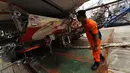 Petugas dari Basarnas memeriksa bangkai badan pesawat Airasia QZ8501 di Pelabuhan Tanjung Priok, Jakarta, Senin (2/3/2015). (Liputan6.com/Faizal Fanani)